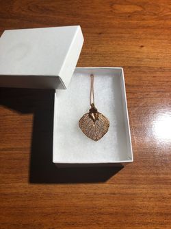 Brand new necklace, very classy and elegant
