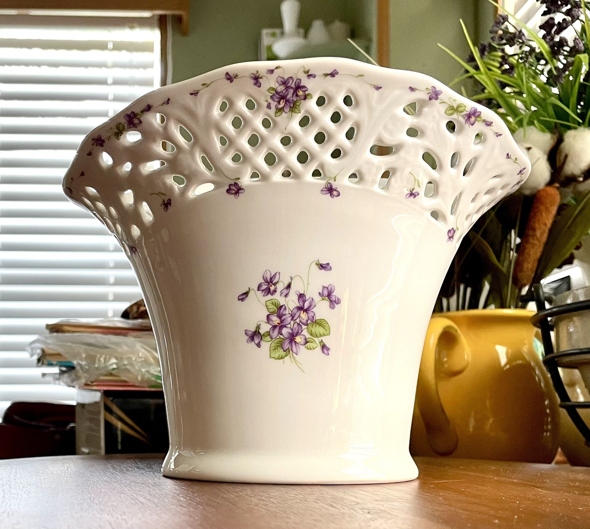 **VINTAGE** Oscar de la Renta Reticulated Royale Oval Vase - UH 104 Violet