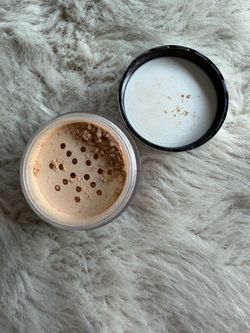 Laura Mercier translucent loose setting powder celestial light 0.3 https://offerup.com/redirect/?o=b3ouTmV3 open box.Never been used