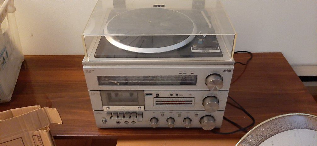 Vintage turntable, cassette player & amplifier.