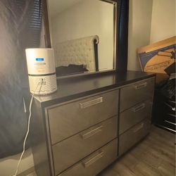 Dresser With Mirror