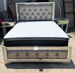 Se vende recamara Queen con detalles usada en buenas condiciones incluye box spring colchón 2 mesitas de noche con detalles como se muestran en las fo