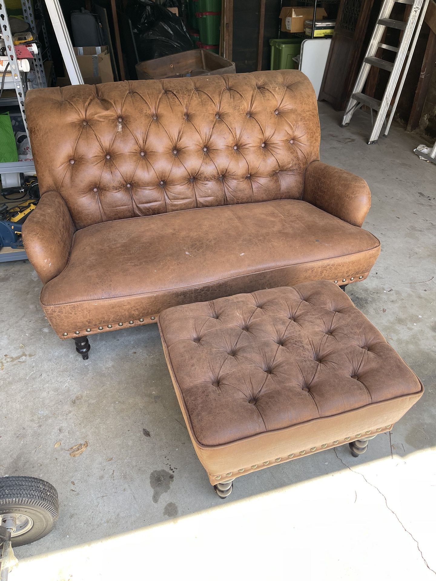 Loveseat an Ottoman 