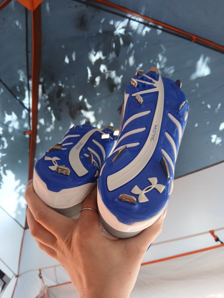 Brand NEW Under armor.
Clutch fit's fixed athletic collection Cleets