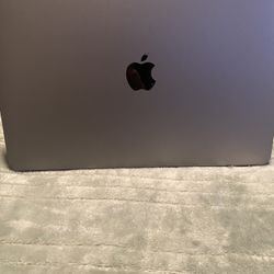 2020 Apple MacBook Pro 13.3 inch - 256 GB/8GB (Cracked display/screen)