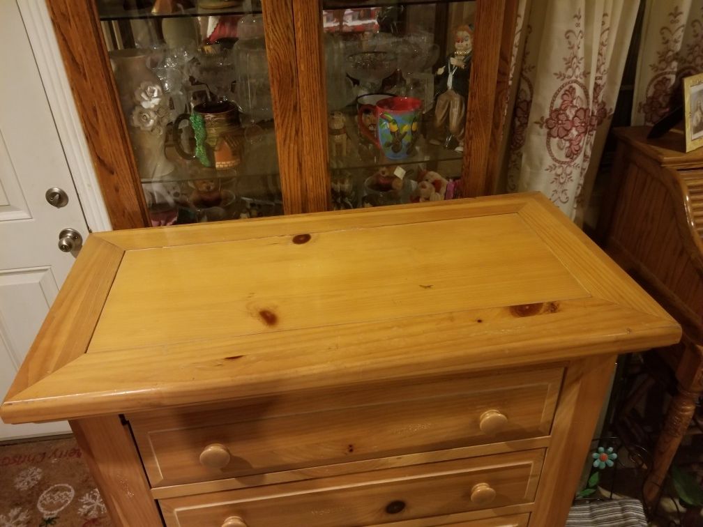 Broyhill Fontana Wood Chest of 5 Drawers Dresser Honey Pine Color for