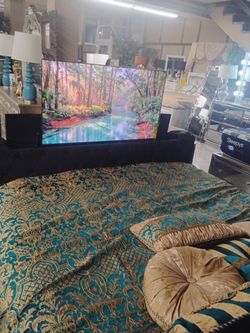 King/Queen Bed With TV Lift