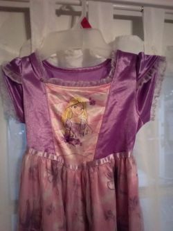 Disney Rapunzel Girls Costume Dress. (Size. 4). Has a little rip on the bottom back as shown on picture.