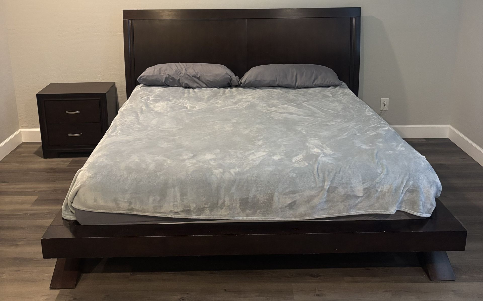 King Size Dark Wood Bedroom Set 
