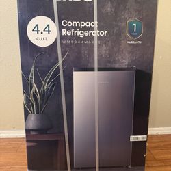 Hisense 4.4 Cu Ft Mini Fridge – NEW in Box / Refrigerador Compacto Nuevo en Caja