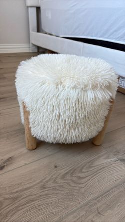 Round Fluffy Ottoman with Wood Legs