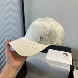 Baseball caps for both men and women