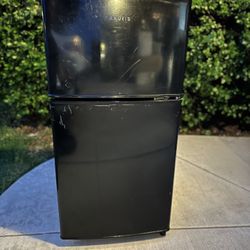 Anukis Black Mini Fridge
