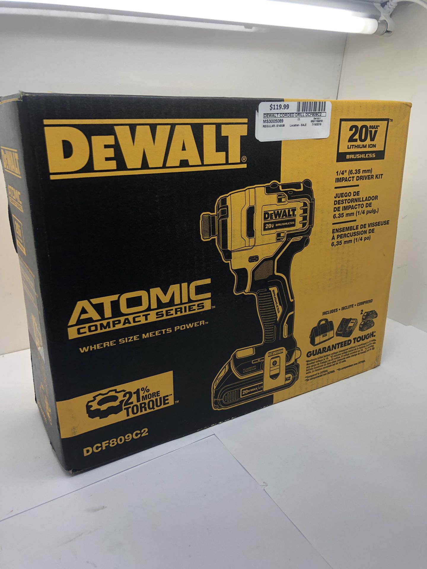 Dewalt 20v atomic Compact Series with 2 batteries and chgr