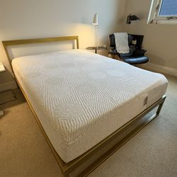 Like New FULL SIZE CASPER MATTRESS + Frame