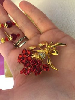 Red Roses 🌹🌿 brooch with crystal earrings / visit for jewelry & gifts