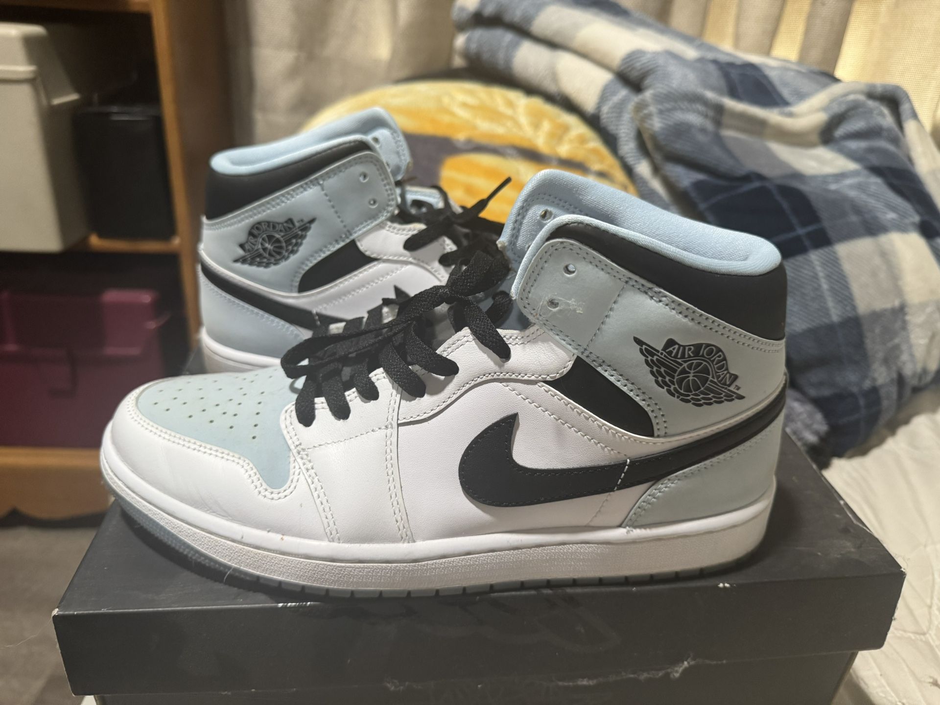 Used Size 10 AIR JORDAN MID SE WHITE/ICE BLUE BLACK