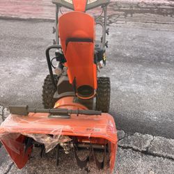 $900 Husqvarna ST 224 Snow Blower 