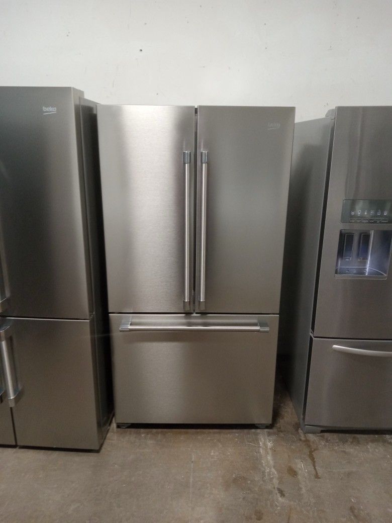 Beautiful 25 Cubic Foot Bottom Freezer Pull Out With Water And Ice Inside This Refrigerator Looks New