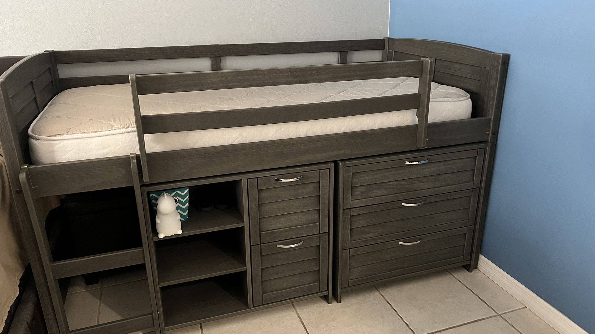 Twin Low Loft Bed With chest And Bookshelf/drawersw