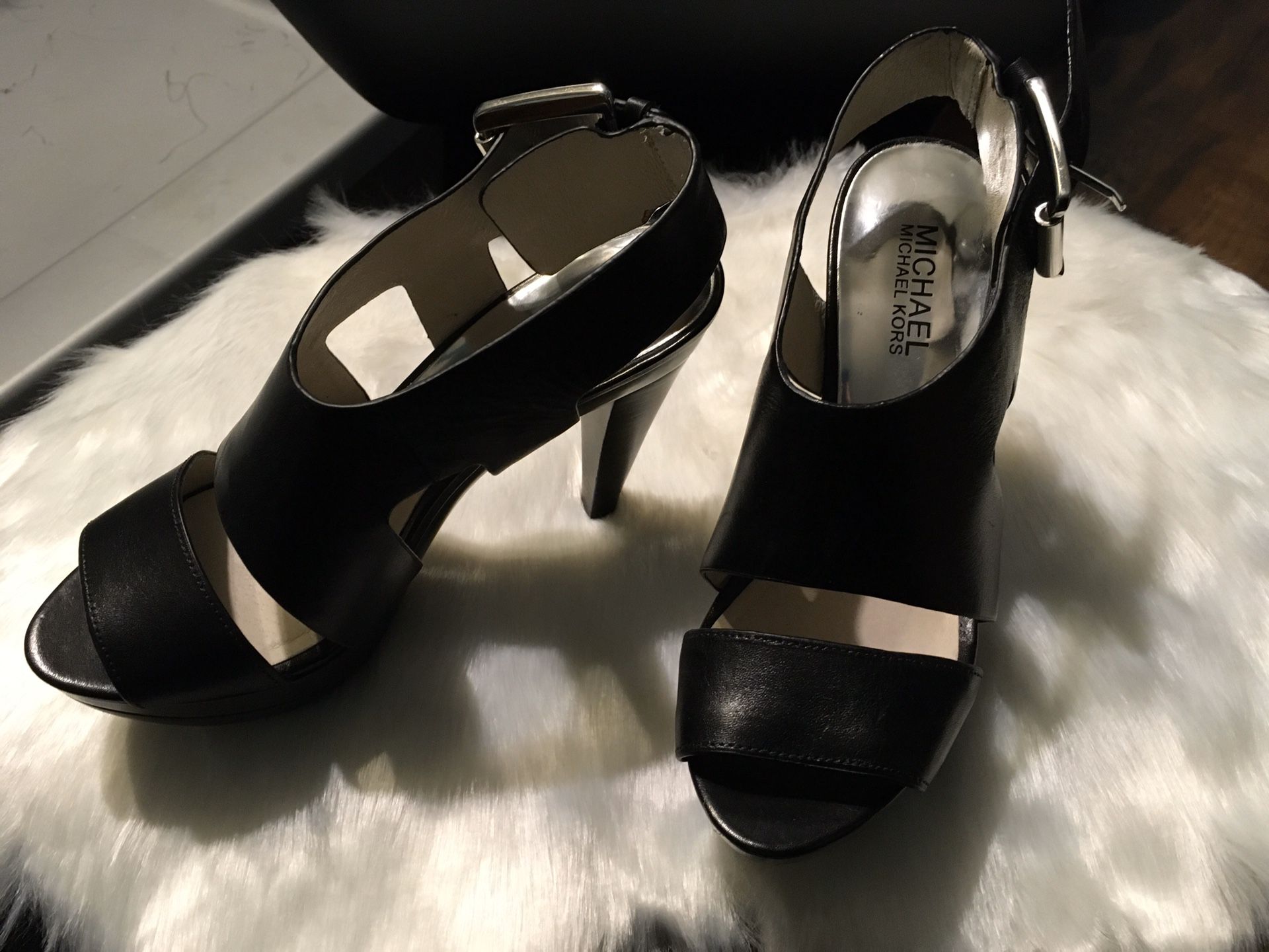 Michael Kors leather platform, only tried on, never worn outside, in box size 6