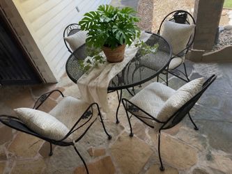 Black Iron Patio Table & 4 Chairs – Round Mesh Set