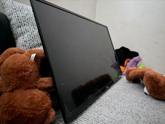 32 inch Roku tv WITH WALL MOUNT ATTACHED
