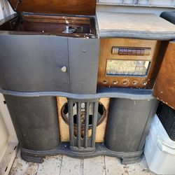 RCA Victrola  Old school stero cabinet center  $90- Firm