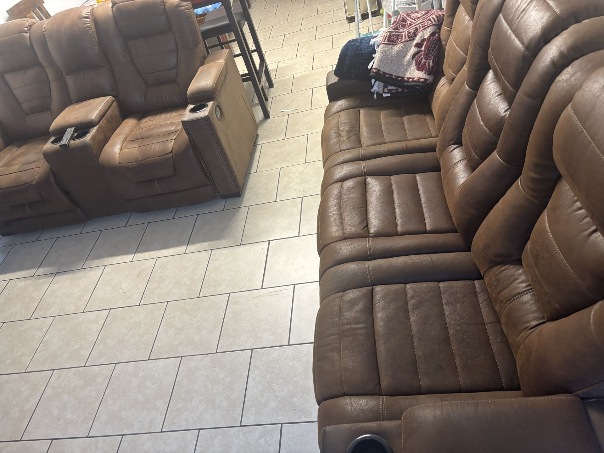 Living Room Set 800 Dls OBO