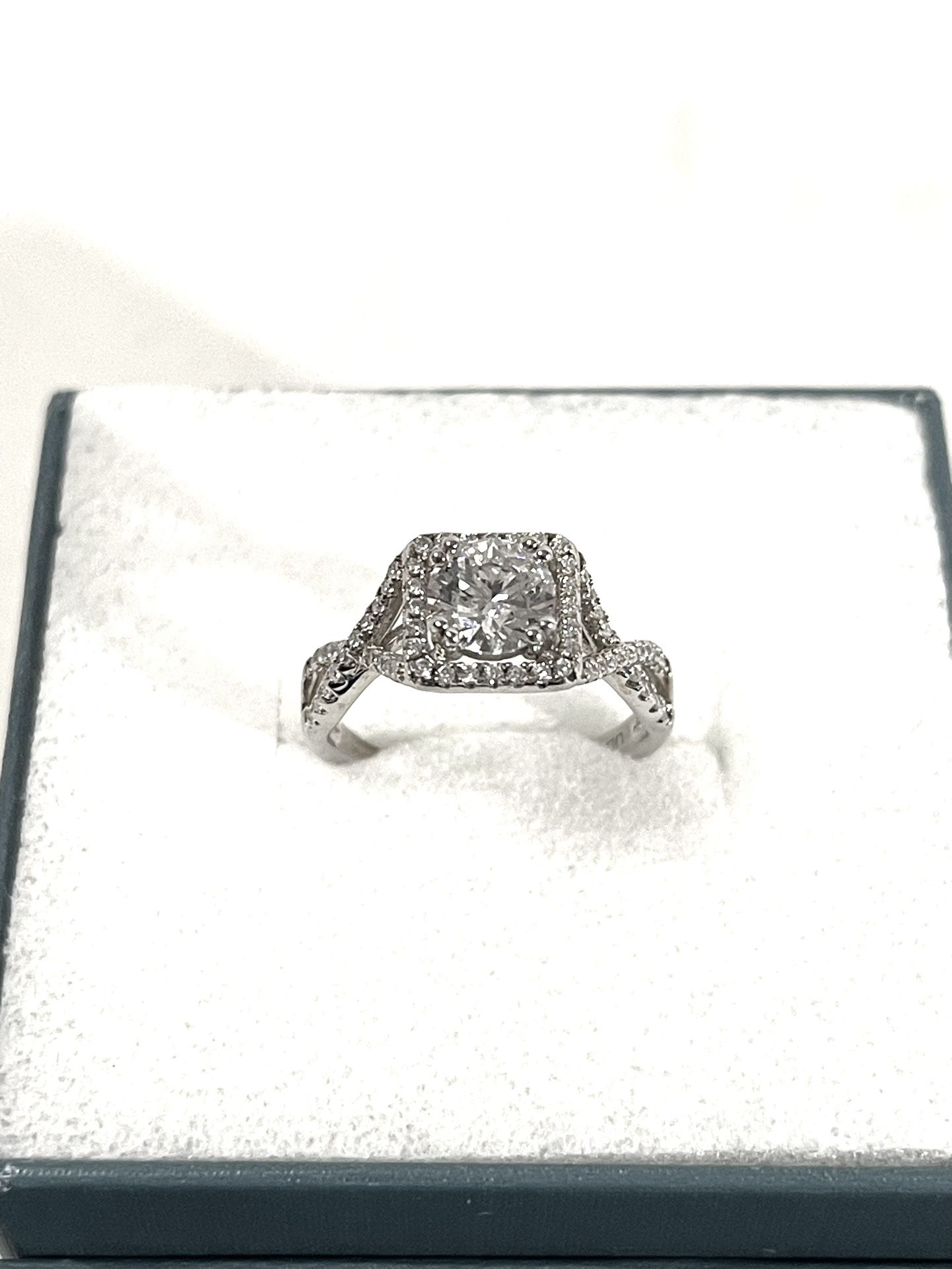 Brand New .925 Silver Wedding Ring With Cubic Zirconia CZ Diamond Wedding Ring. Size 7