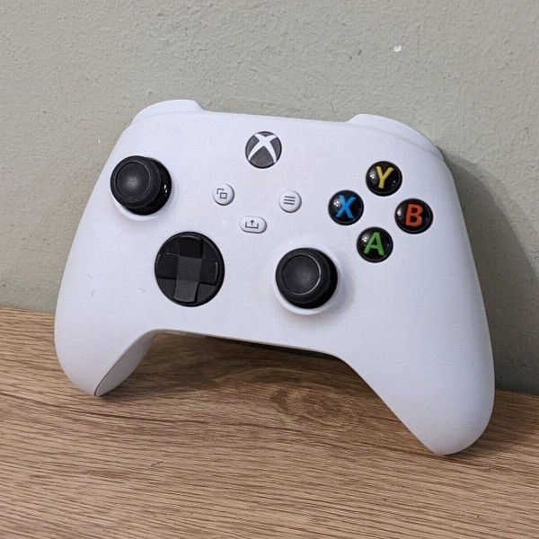 Microsoft - Xbox Wireless Controller for Xbox Series X, Xbox Series S, Xbox One, PCs, and Cloud-Enabled Devices - Robot White