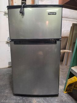 Magic Chef Mini Fridge with Top Freezer