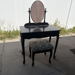 Vanity w/ oval mirror