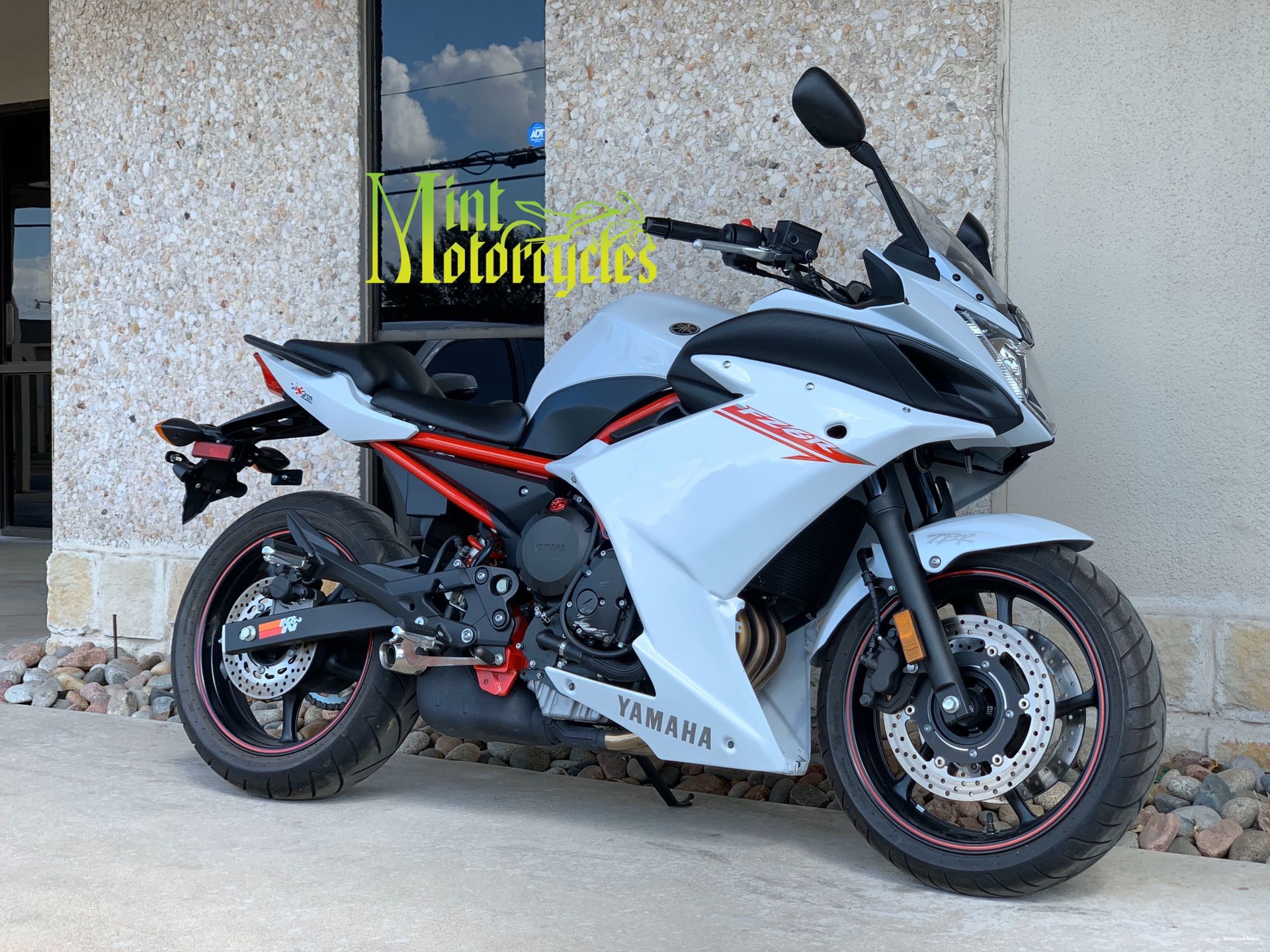 2013 Yamaha FZ6R *1918 miles* Financing available