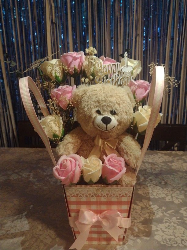 Canasta Con Osito De Peluche Y 12 Rosas De Jabon Decorativo .