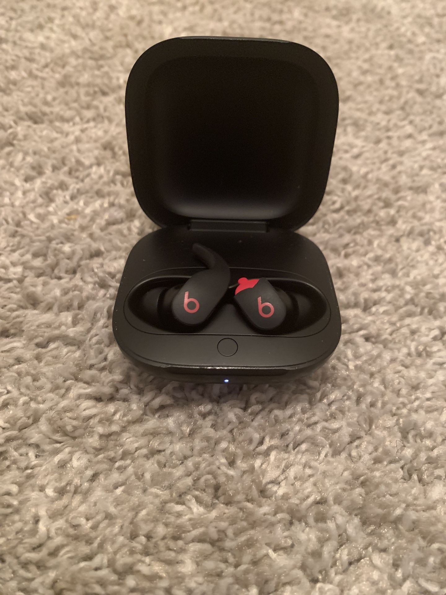 Beats Fit Pro (Black) โ Great Sound โ 1 Wing Missing โ With Case