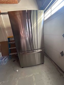 Refrigerator - Samsung 28 cu ft 3- door French Door