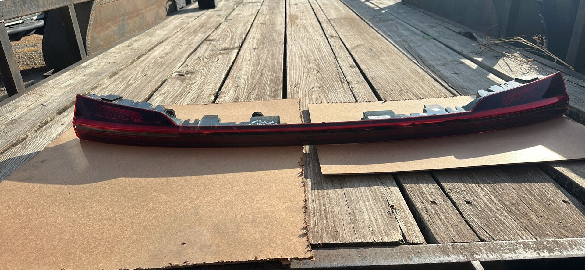 2019-2021 AUDI E-TRON REAR LED CENTER TAILIGHT 4KE.945.095.C OEM 19 20 21