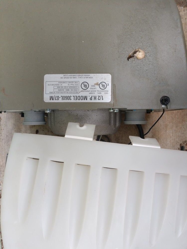 Garage Door Opener Genie Model 3060L. 1/2HP for Sale in Glendora, CA