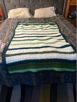 Handmade Chunky Crochet Blanket – Cozy Green & White Throw