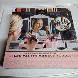 FAO Schwarz 28 Piece Makeup Vanity Mirror Set