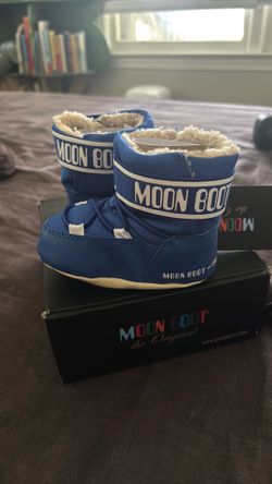 The Original Moon boot size 4c/5c
