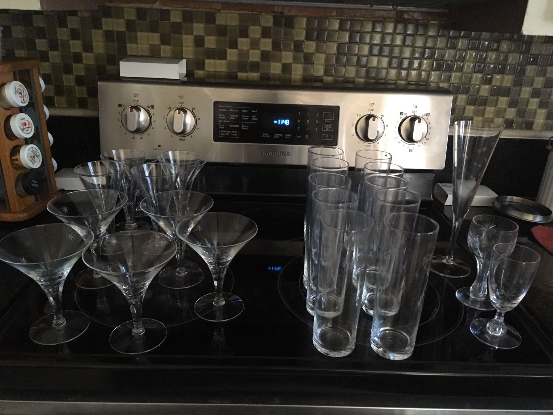 Crystal diamond star shape on glasses of all kinds set