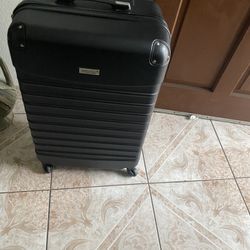 Prestigie Luggage 4 Ruedas Muy Buenas  Condiciones 