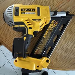 DEWALT 20V MAX Brushless Nailer with 5Ah Battery & Charger