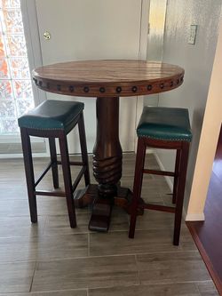 Round Pub Table with 2 Bar Stools