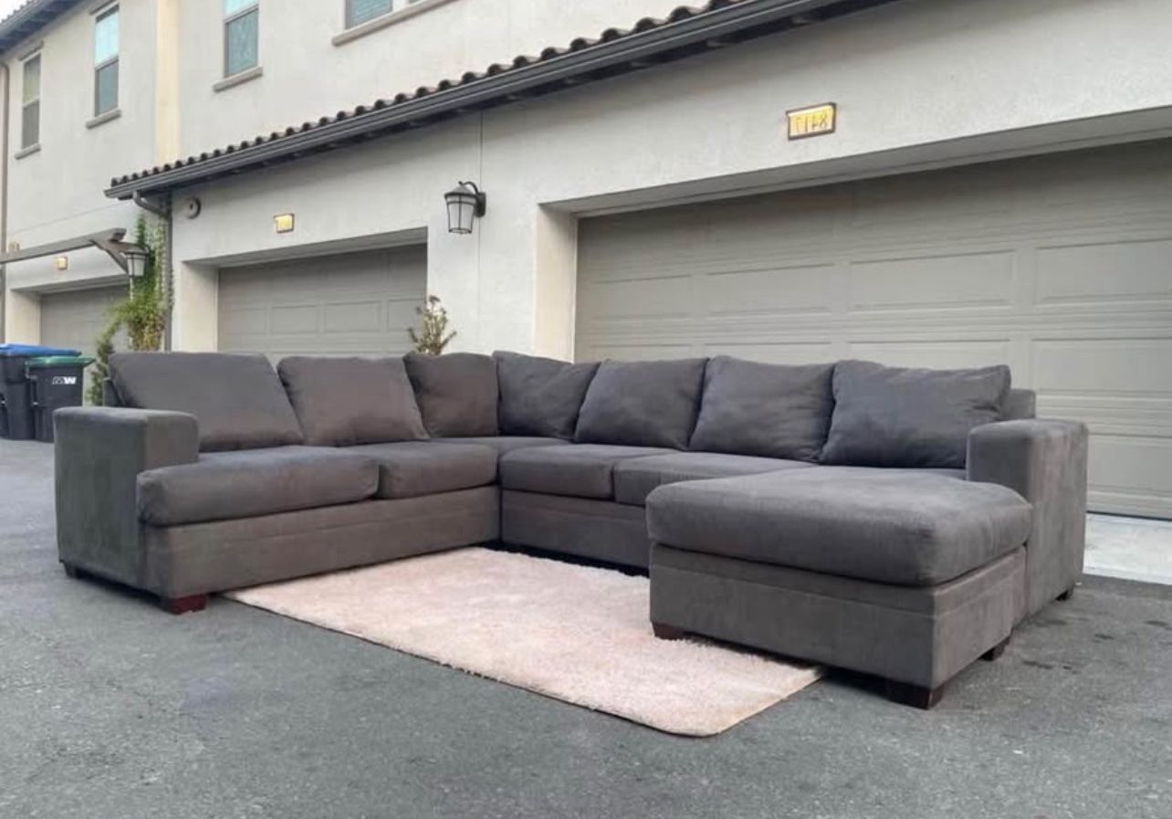 Huge Dark Grey Sectional Couch Sofa From Living Spaces In Excellent Condition - FREE DELIVERY 🚚