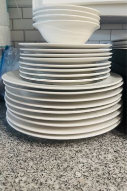 21-Piece House Beautiful White Dinnerware Set | Great Condition