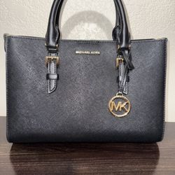 Sally Medium 2-in-1 Saffiano Leather