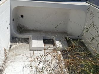 Bathtub with wall